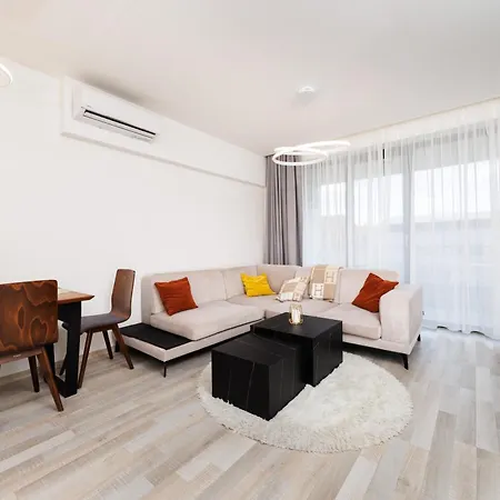 Διαμέρισμα Kmetova - With Underground Parking In The Center Of