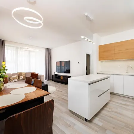 Διαμέρισμα Kmetova - With Underground Parking In The Center Of *