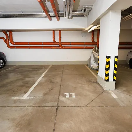 Kmetova - With Underground Parking In The Center Of Διαμέρισμα