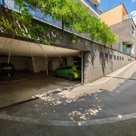 Lejlighed Kmetova - With Underground Parking In The Center Of